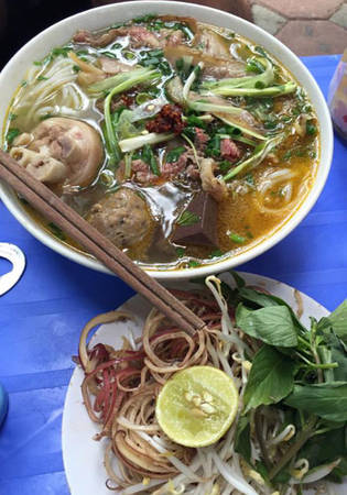 Bún bò Huế với các loại rau sống ăn kèm. Ảnh: O Xuân