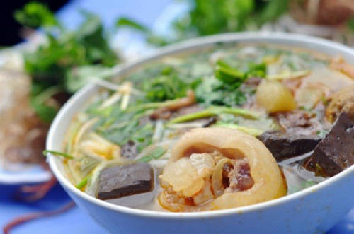 Bún bò Huế là món ăn hấp dẫn thực khách, nhất là vào lúc trời se lạnh. Ảnh: dacsanthonque
