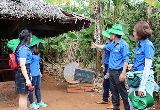 Chương trình về nguồn của đoàn thanh niên. Ảnh: Báo Bình Dương.