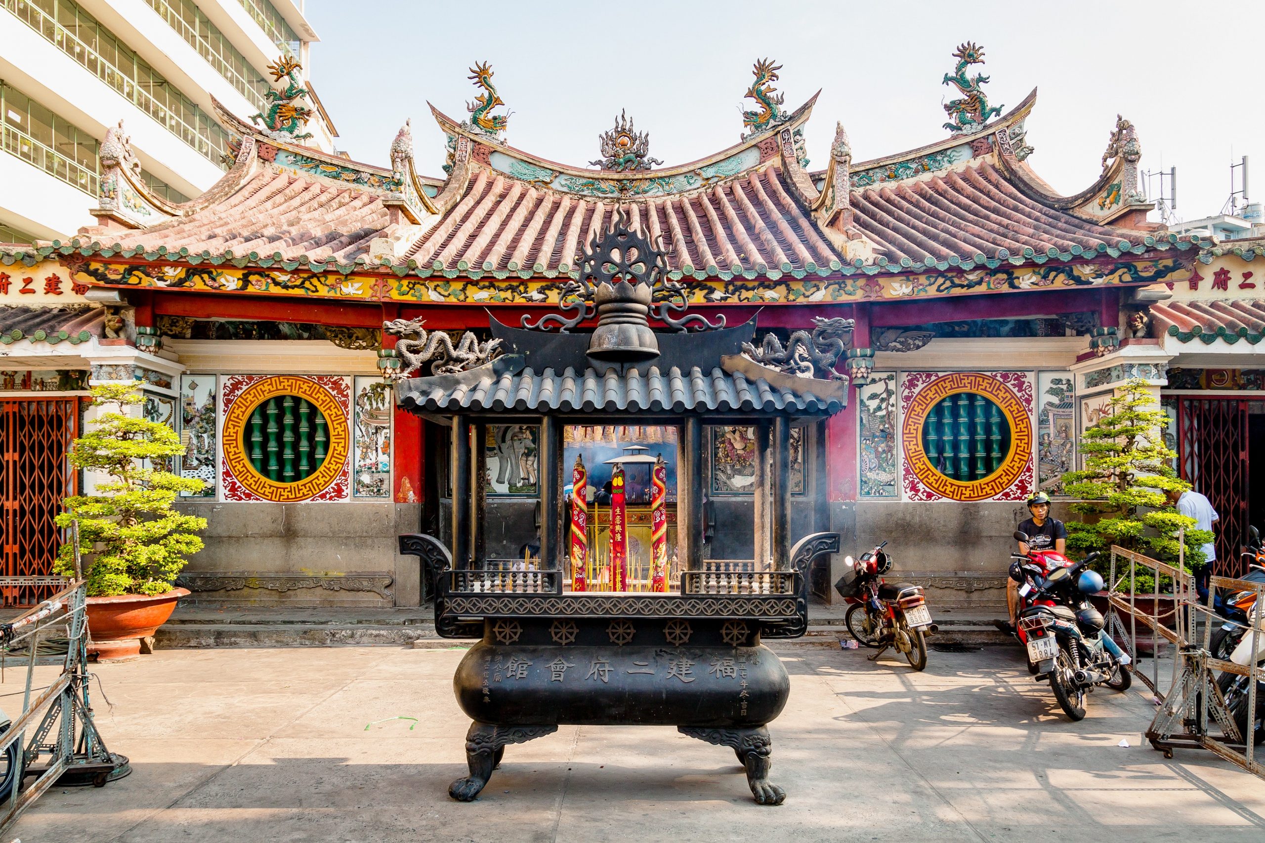 Hội Quán Nhị Phủ ngập tràn sắc đỏ ngày Tết