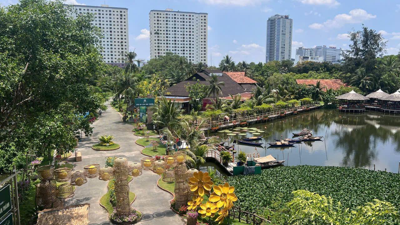 Khu du lịch Văn Thánh xanh mướt