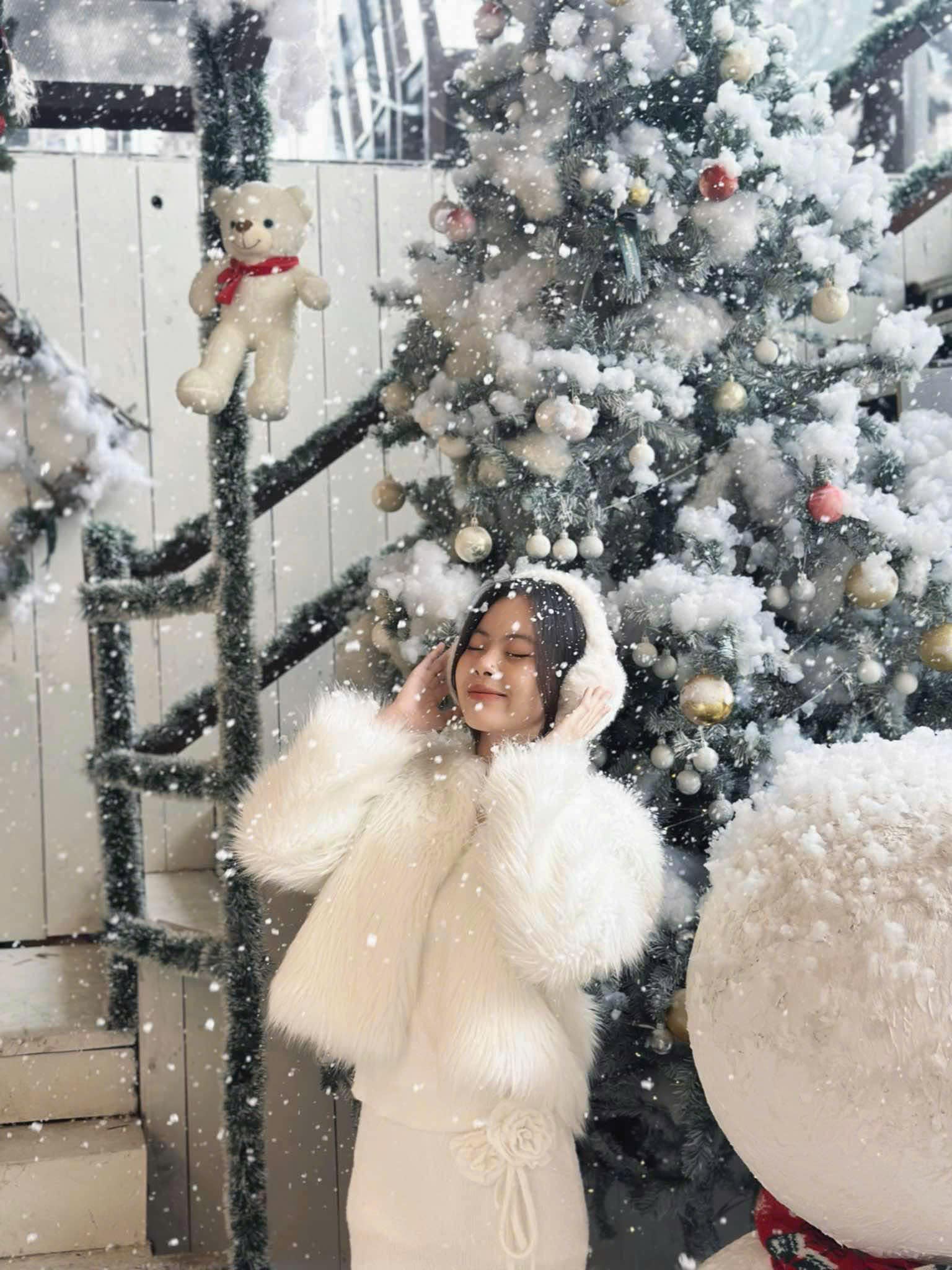 Góc check in tại Tiệm ăn Nhà Khói với tuyết Noel
