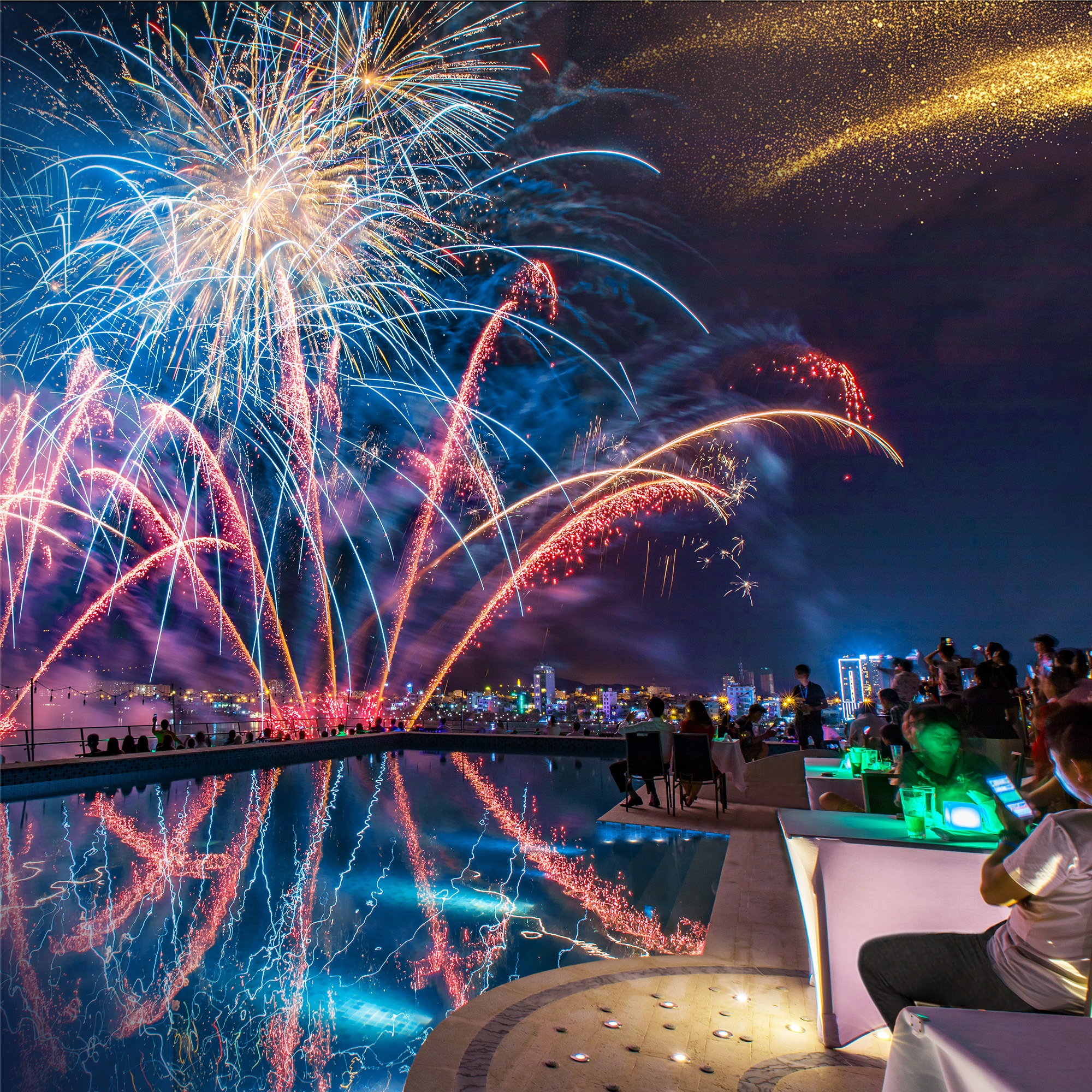 Pháo hoa nhìn từ khách sạn trên đường Bạch Đằng - điểm ngắm pháo hoa Đà Nẵng đẹp