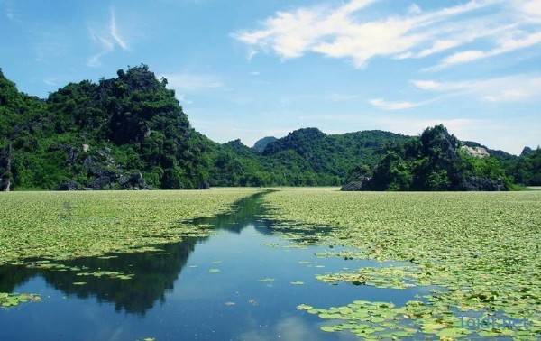 Trải nghiệm đi thuyền ngắm cảnh núi non quanh khu vực hồ Quan Sơn