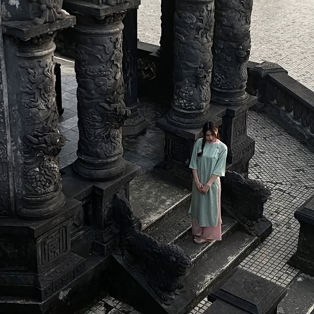 tạo dáng với cổ phục tại lăng Khải Định