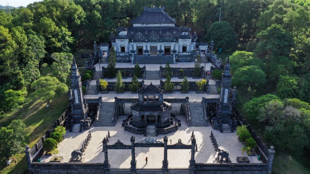 toàn cảnh lăng Khải Định từ trên cao