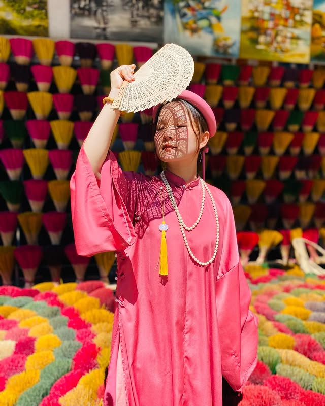 chụp ảnh với cổ phục tại làng hương Thủy Xuân