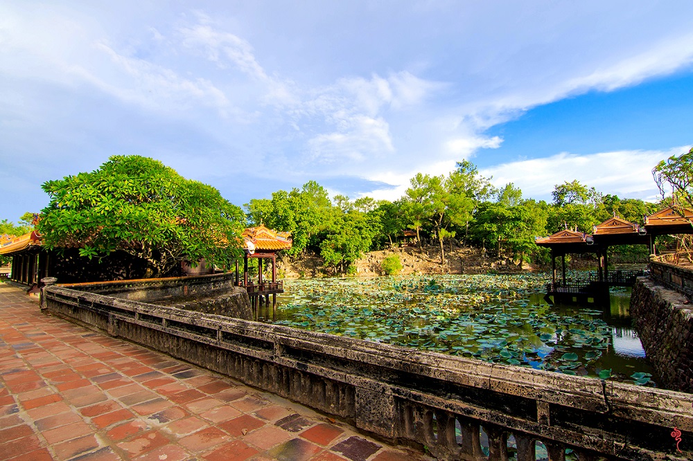 khuôn viên cổ kính bên trong lăng Tự Đức