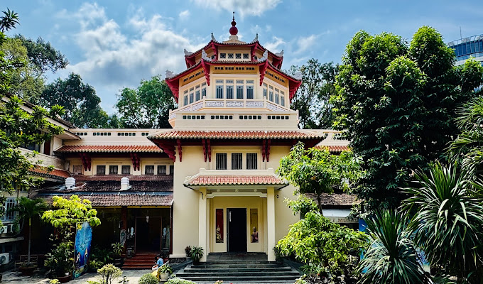 Bảo tàng Lịch sử TP.HCM bên ngoài