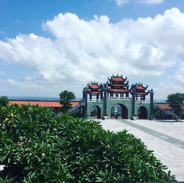 Không gian thanh tịnh chùa Ba Vàng du lịch Quảng Ninh
