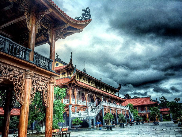Bậc thang dẫn lên chùa Ba Vàng du lịch Quảng Ninh