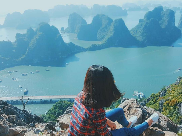 Hình dáng núi Bài Thơ du lịch Quảng Ninh