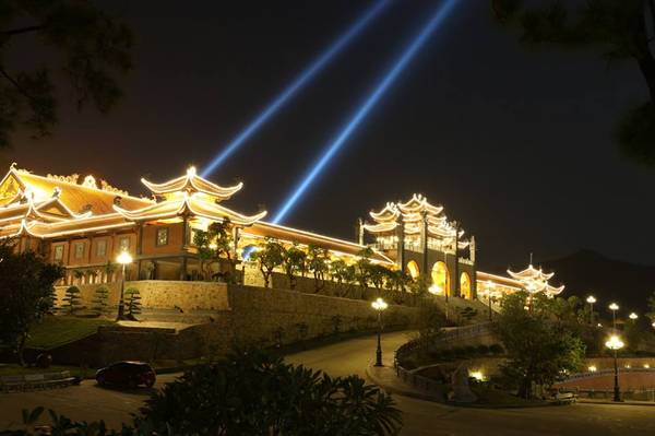Toàn cảnh chùa Ba Vàng du lịch Quảng Ninh