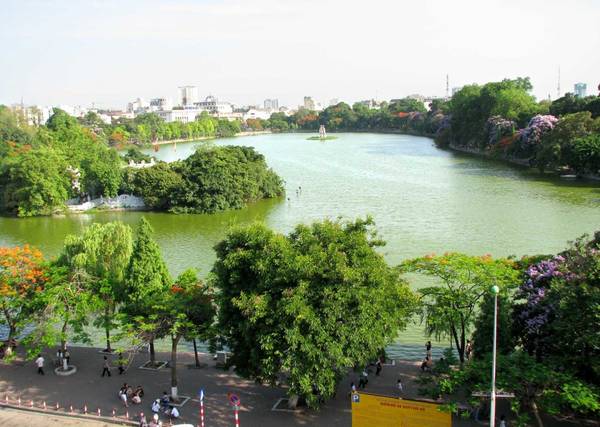 Hồ Hoàn Kiếm thơ mộng từ trên cao