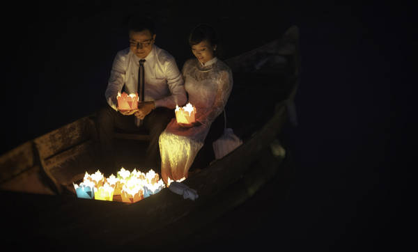 Thả đèn hoa đăng Hội An - địa điểm lãng mạn ở Việt Nam