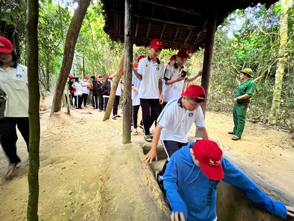 Tham quan địa đạo Củ Chi
