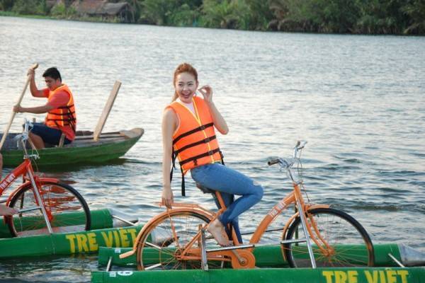 Ca sĩ Minh Hằng thích thú với trò chơi trên sông tại Tre Việt