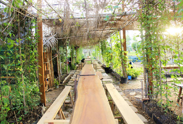 Một góc vườn xanh tại Family Garden Thảo Điền