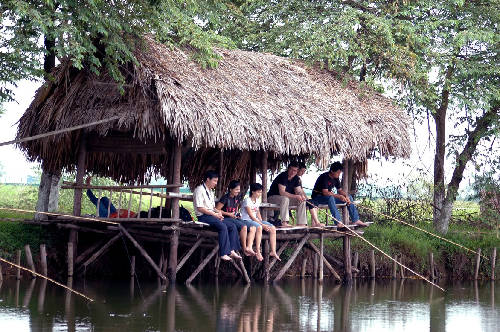 Câu cá, tôm là hình thức giải trí rất tốt.