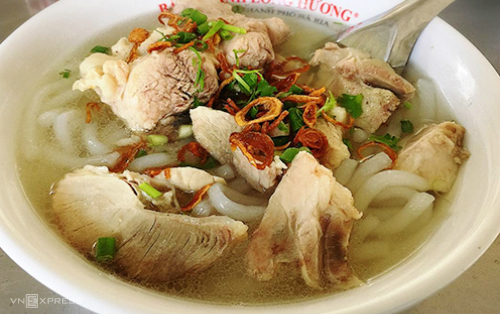 Giá khoảng 45.000 đồng một tô.