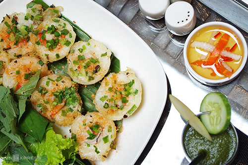 Bánh khọt bán theo suất, có giá dao động từ 40.000 đồng.