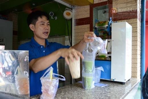 Nằm ở góc đường Hòa Hảo – Nguyễn Tri Phương thuộc quận 10 là một quán trà sữa trân châu mang đi không có gì quá nổi bật nhưng luôn tấp nập người chờ mua. (Nguồn: Tri Thức Trẻ)
