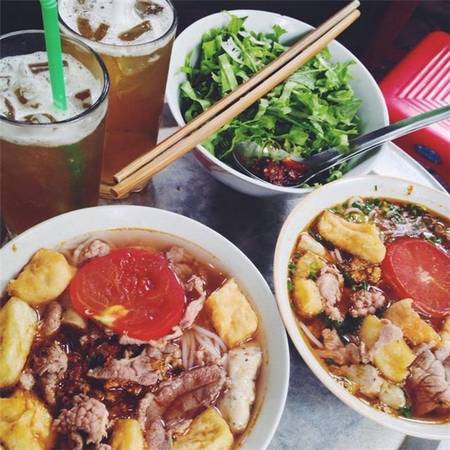 Bát bún riêu ốc đầy ú ụ giá 40.000 đồng trên phố Triệu Việt Vương