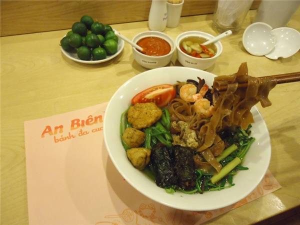 Bánh đa cua gạch cua nhiều trên phố Triệu Việt Vương