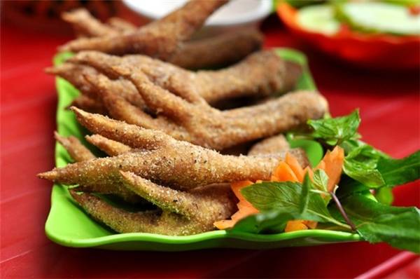 Chân gà rang muối nhâm nhi trên phố Triệu Việt Vương
