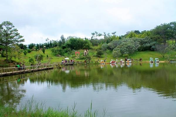 Đến Đà Lạt bạn không thể bỏ qua đặc sản ngao du ngắm cảnh trong khu du lịch. Ảnh: Phước Bình.