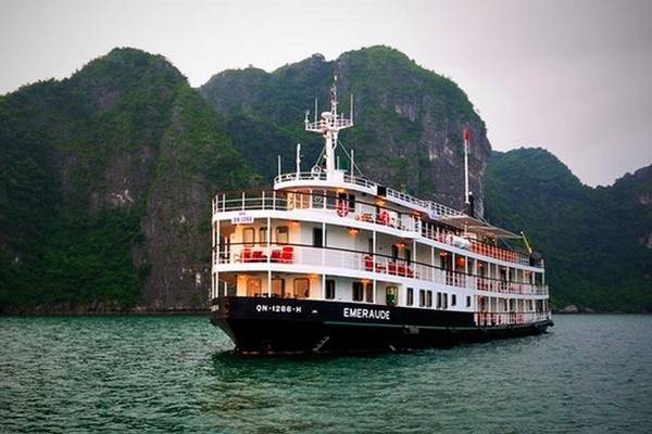 Emeraude Classic Cruise trên vịnh Hạ Long