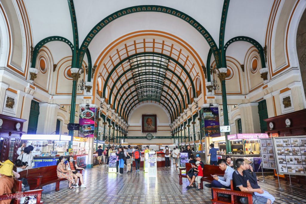 Không gian bên trong Bưu điện Sài Gòn