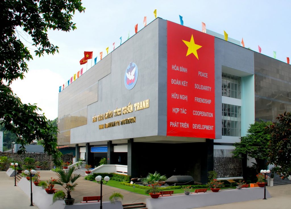 Bên ngoài Bảo tàng Chứng tích Chiến tranh