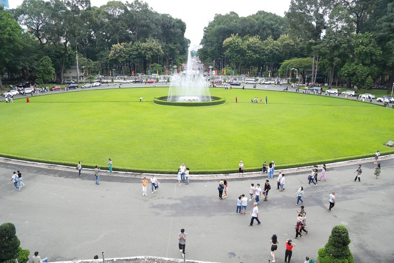 Sân trước Dinh Độc Lập