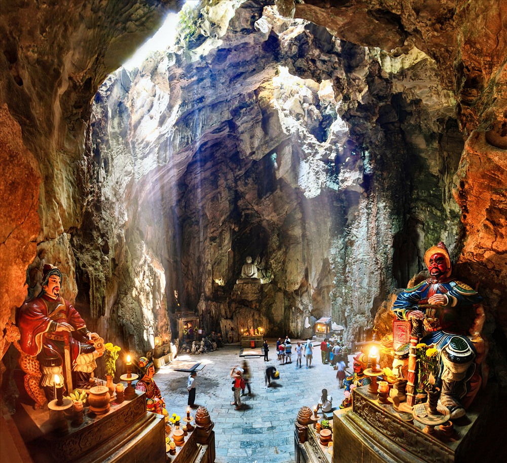 Bên trong một hang động của Ngũ Hành Sơn