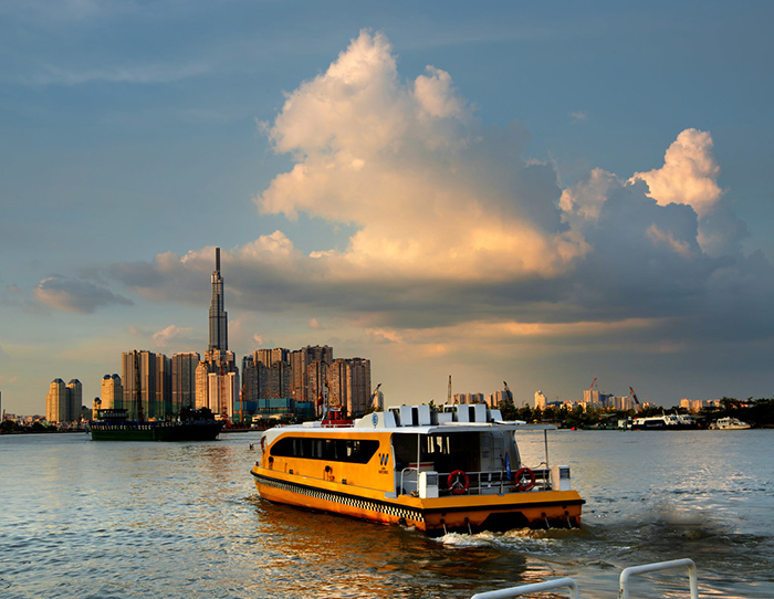 Water Bus trên sông