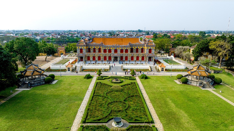 Khuôn viên xanh mát bên ngoài điện Kiến Trung