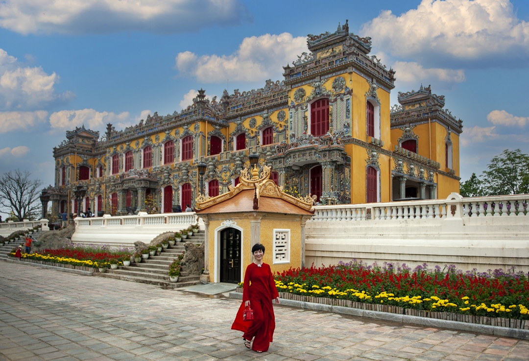 Du khách tham quan điện Kiến Trung