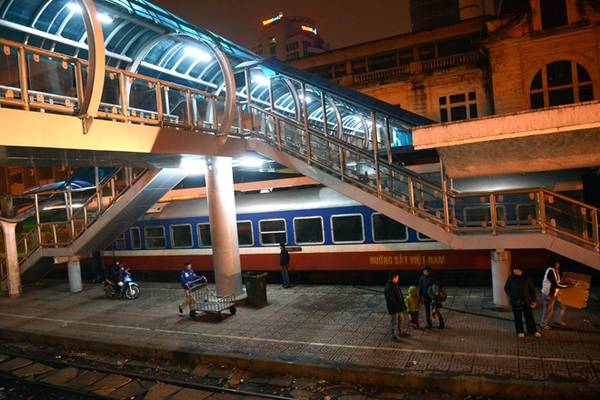 Không gian bên trong cầu vượt bộ hành ga Hà Nội Không gian bên trong cầu vượt bộ hành ga Hà Nội