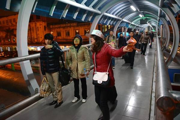 Lối đi an toàn trên cầu vượt bộ hành có mái che