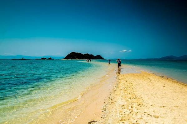 Những hình ảnh tuyệt đẹp của Điệp Sơn với biển hoang sơ, non nước hữu tình, có núi, biển, mây trời, và con đường giữa đại dương đưa hòn đảo này vượt qua Lý Sơn, Cát Bà… trở thành hòn đảo hấp dẫn nhất cho mùa du lịch 2016.