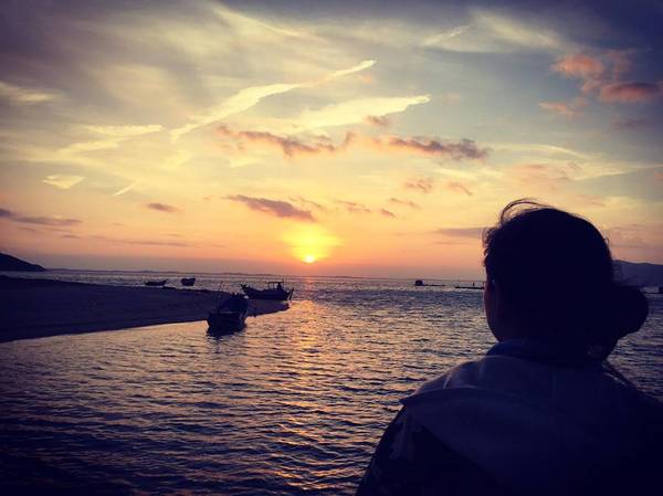 Bình minh trên đảo Điệp Sơn bình yên và tĩnh lặng đến nao lòng.