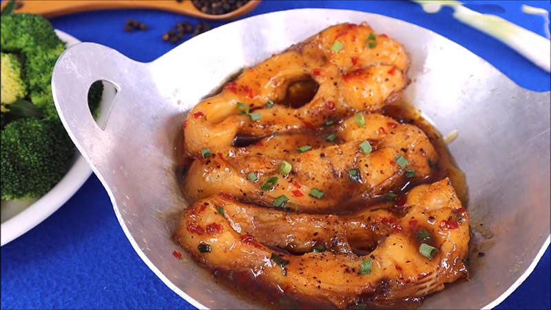 Kho cá diêu hồng với nước dừa