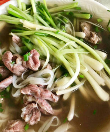 Trong hình là bát phở lõi rùa tại cửa hàng phở Thành Long. Đây cũng là địa chỉ được nhiều "tín đồ mê phở" ở Hà Nội yêu thích. Quán khá bình dân nhưng chất lượng phở ổn định, rất đông khách dù không nằm trong khu trung tâm.