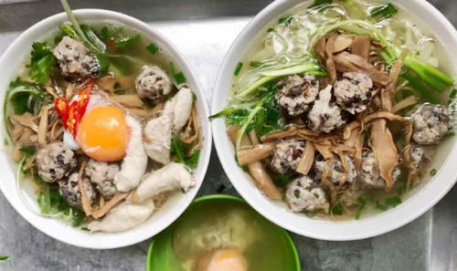 Phở tái Hiền trên đường Nguyễn Chí Thanh chuyên một loại là phở tái. Thực khách cũng không có sự chọn lựa là tái bắp, tái lõi rùa, thịt thăn mà chỉ đơn giản là phở tái. "Vị phở không có gì đặc biệt nhưng hài hoà dễ ăn, quán cực đông, có cảm giác như tất cả sự rộn ràng hối hả của Hà Nội ngày mới đều có thể gặp thấy ở đây. Cô chủ quán đeo mic như ca sĩ và trí nhớ hơn diễn viên, chưa thấy cô ấy nhầm bao giờ, thậm chí thuộc cả sở thích ít bánh, nhiều hành, nhiều thịt, nước trong của Diệu Hương", bà mẹ hai con chia sẻ.