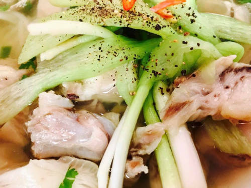 Bún móng ở sân chung cưTrần Quốc Toản. Quán sạch, có chỗ đỗ xe ôtô, bạn có thể gọi món móng giò rút xương rất ngon, nước thanh. Vợ chồng chủ quán đáng yêu.