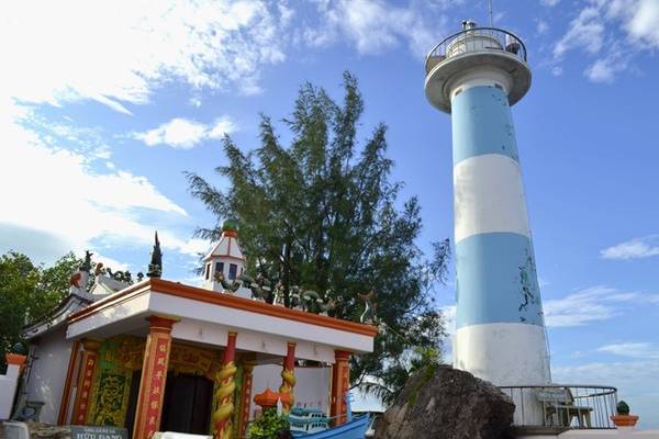 Dinh Cậu Phú Quốc nổi bật bên bờ biển trung tâm huyện đảo Phú Quốc với ngọn hải đăng cao vút.