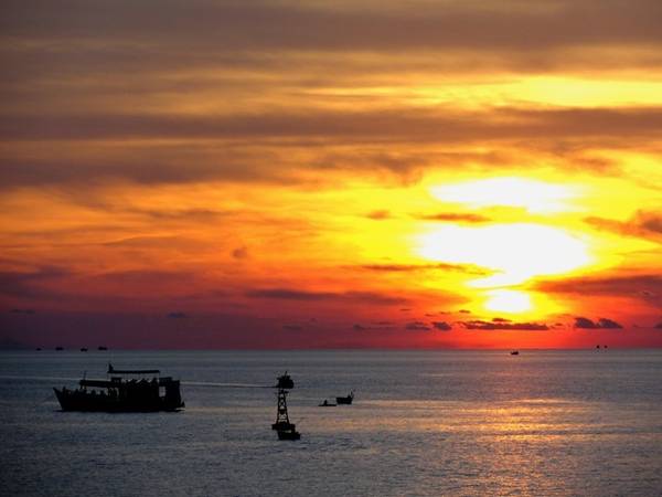 Dinh Cậu Phú Quốc là nơi duy nhất có thể nhìn thấy mặt trời chìm vào lòng đại dương.