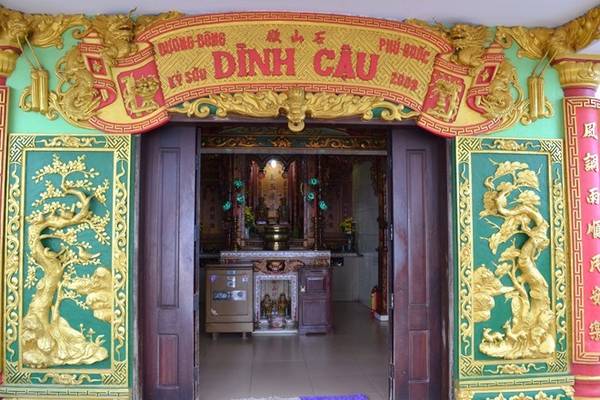 Dinh Cậu Phú Quốc thực chất là cổ miếu đơn sơ do người dân địa phương lập nên để thờ những vị tiên nhân bảo vệ người đi biển.