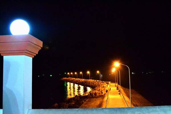 Đêm xuống, bờ biển Dinh Cậu lung linh ánh đèn.